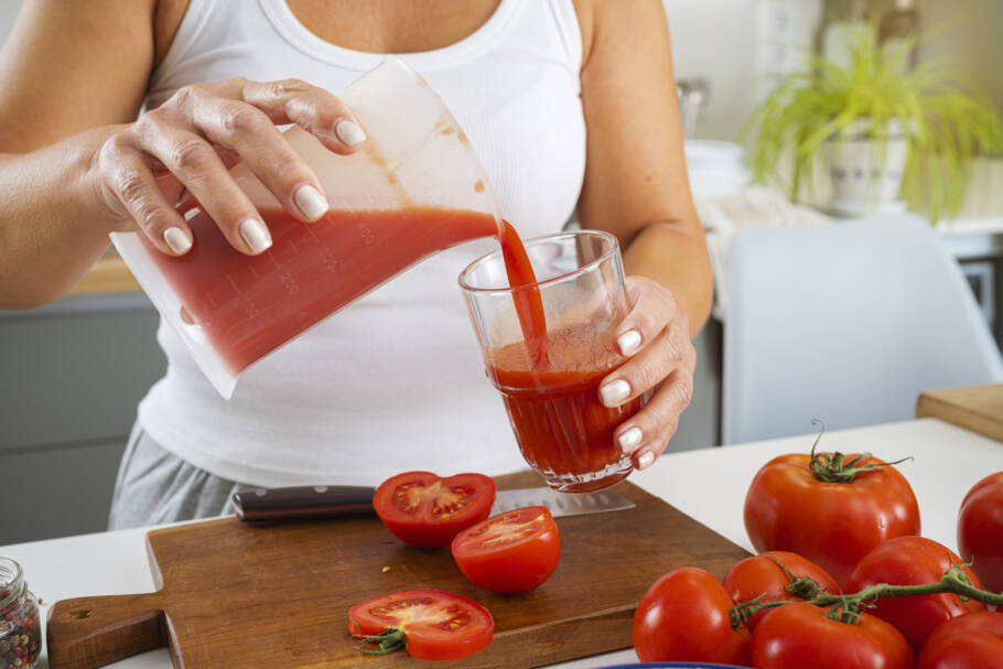 O suco de tomate tem ganhado destaque como um tratamento caseiro para melhorar a saúde do couro cabeludo