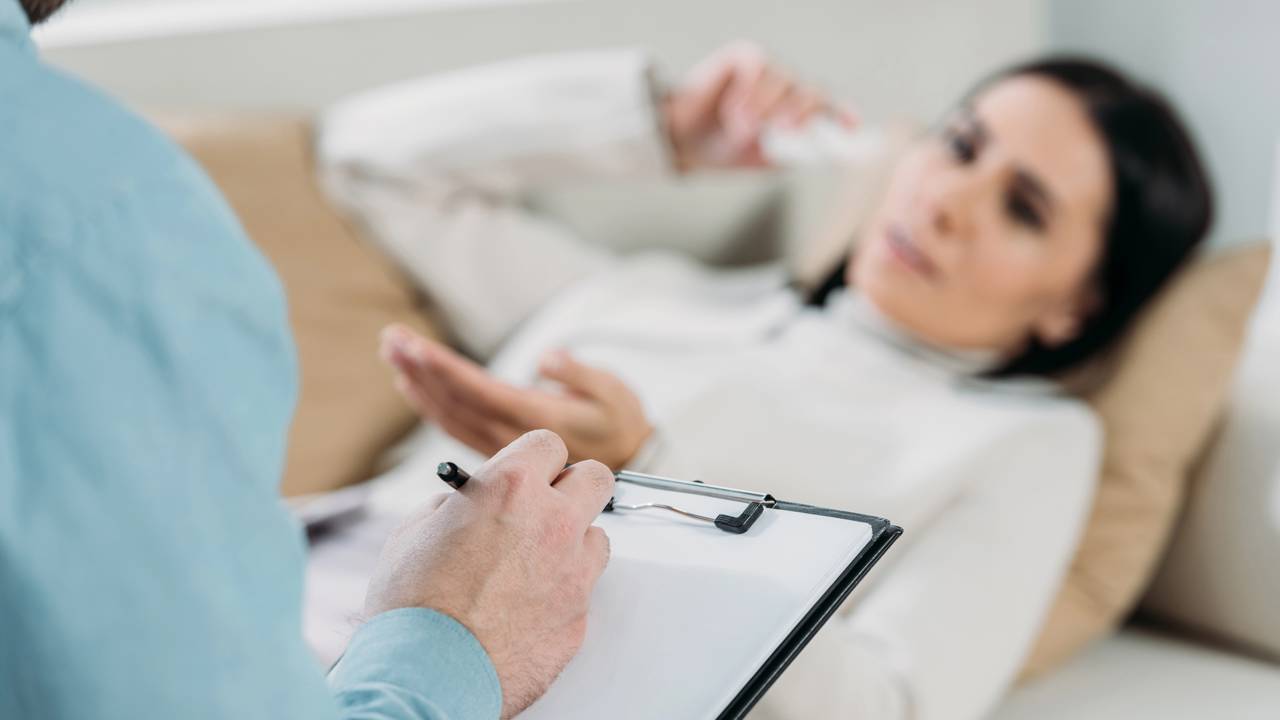 Muitos acreditam que a tela distancia o terapeuta, mas a realidade técnica é outra. Este comparativo revela as vantagens reais de cada formato de cuidado emocional.