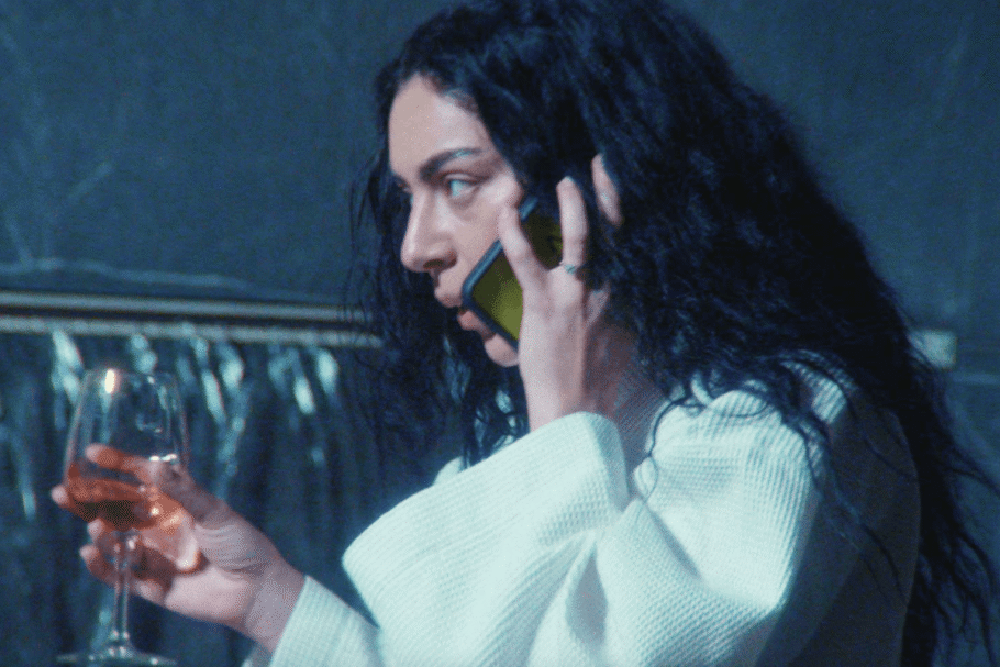 “The Moment” marca a estreia de Charli xcx como atriz, explorando os bastidores da fama de uma estrela pop (Imagem: Reprodução digital | A24)