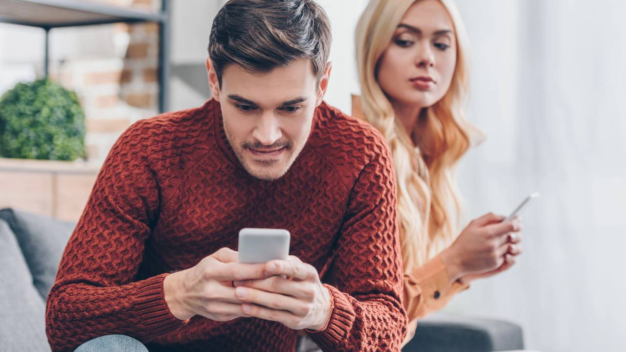 Nem todo sonho é um aviso literal. Entenda o que significa a traição nos sonhos e como a psicologia explica esse grito de socorro da sua autoestima.