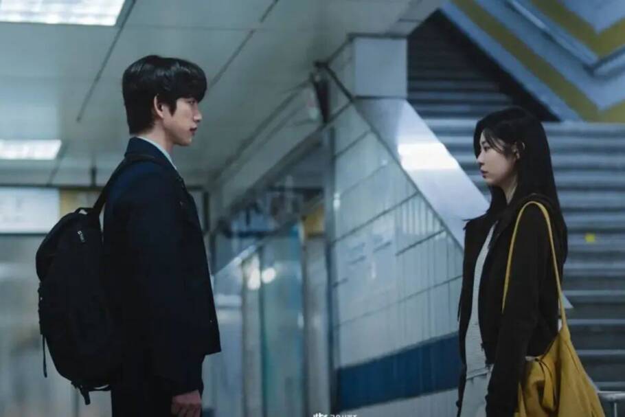 Cena da série "Um Amor que Ilumina", com os protagonistas em pé olhando um para o outro