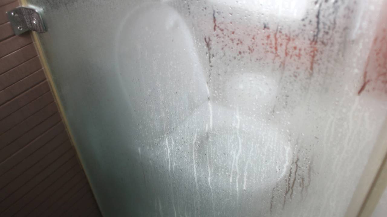 Saiba como remover a crosta de sabão do box sem riscar o vidro temperado