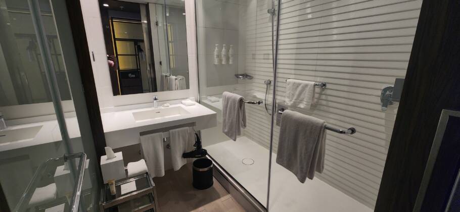 Banheiros são amplos e bem iluminados