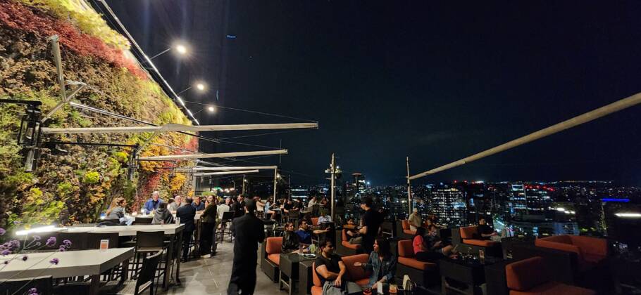 Luna Bar em plena segunda-feira típica de verão na capital chilena