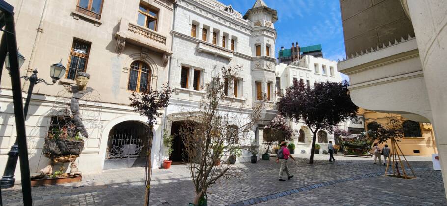 Rua do bairro Paris-Londres, área histórica e charmosa no centro de Santiago