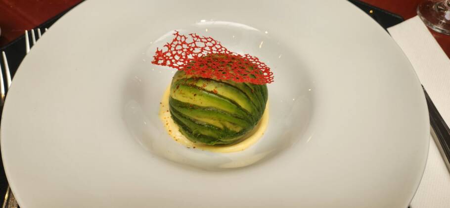 “Falso Nigiri”, um tartar de atum marinado em molho de soja, gengibre,  suco de limão e coberto com fatias finas de abacate