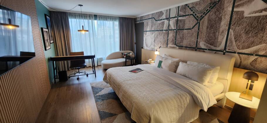 O amplo quarto do Le Méridien Santiago