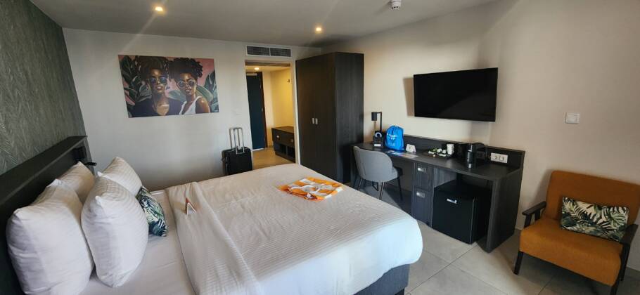 Os quartos do Lions Dive Beach Resort são amplos e com varandas