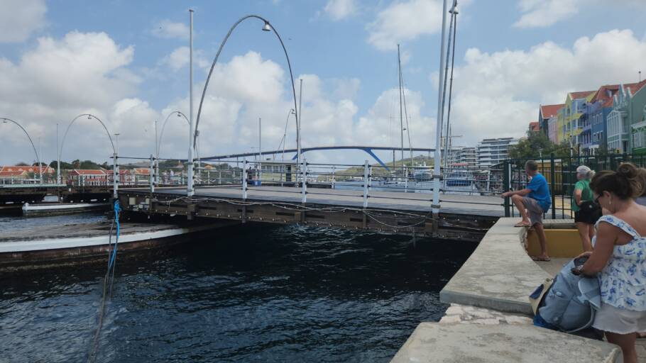 A ponte flutuante Queen Juliana, que liga Punda a Otrobanda