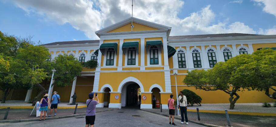 O Forte Amsterdã, prédio mais antigo de Curaçao, datado de 1635