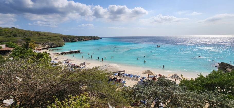 Vista panorâmica da praia de Porto Mari, na costa oeste de Curaçao