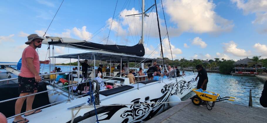O passeio até Klein Curaçao é feito em catamarã, como este da BlueFinn Charters Curaçao