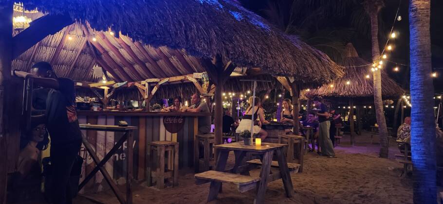 Ambiente praiano do Chill Beach Bar & Grill, em Mambo Beach