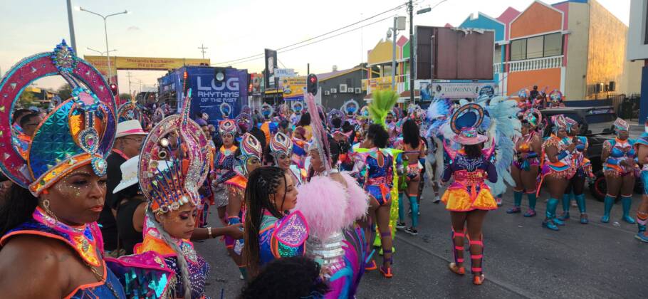 O Estreno foi o último grupo do desfile de encerramento do Carnaval de Curaçao