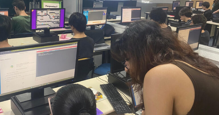 Iniciativa busca ampliar o acesso à tecnologia, com prioridade para mulheres e alunos de escolas públicas