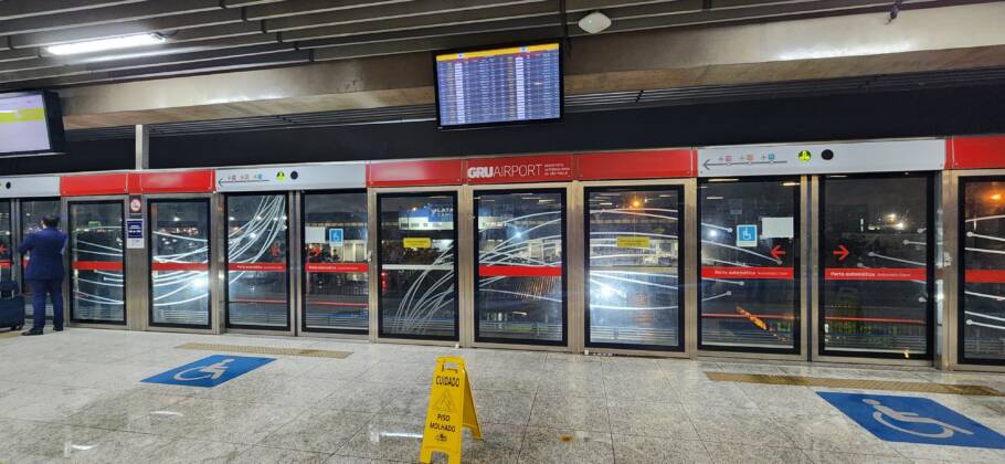 Plataforma do Aeromóvel na Estação Aeroporto-Guarulhos da CPTM