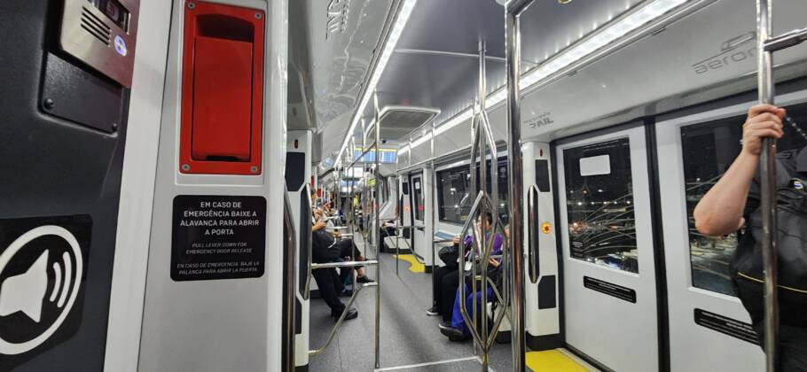 Interior do Aeromóvel do aeroporto de Guarulhos