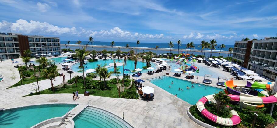 Vistas das piscinas do Porto 2 Life, na paria de Muro Alto, em Ipojuca (PE)