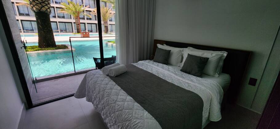 Um dos quartos do Porto2Life com acesso direto às piscinas