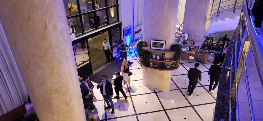 Noite de exposição da artista plástica Cristiane Carbone no INNSiDE São Paulo Higienópolis