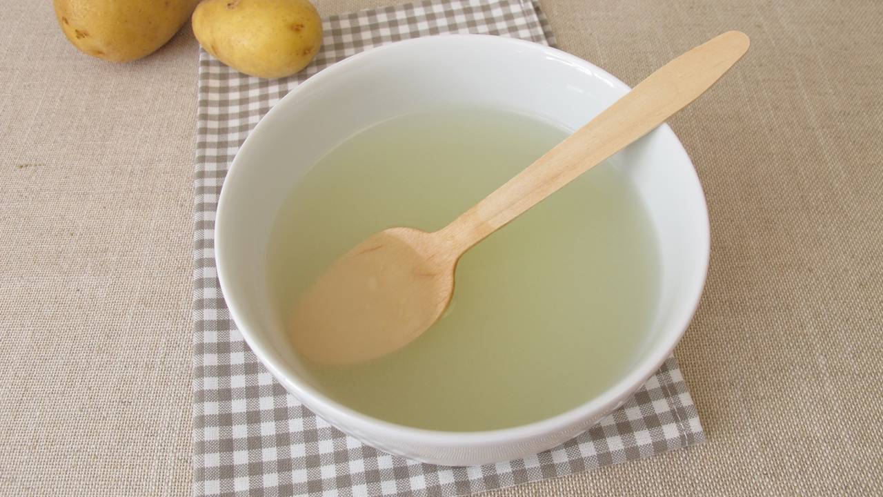 Limpeza de terraço prática e barata: veja como o amido de batata dissolve o musgo e devolve a cor original ao seu piso externo com inteligência e eficiência.