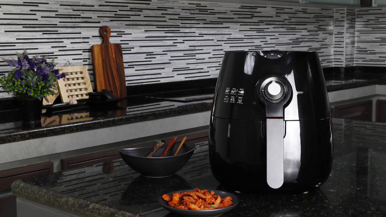 Guia prático da Airfryer em 2 minutos. Confira as melhores utilidades do aparelho no dia a dia, desde o aquecimento perfeito de marmitas até o preparo de sobremesas gourmet.
