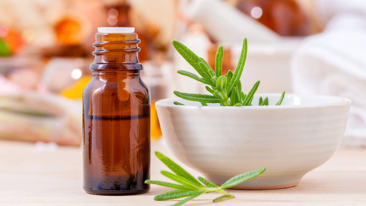 O segredo do couro cabeludo saudável: conheça o passo a passo da infusão de alecrim e como incluí-la no seu cronograma capilar.