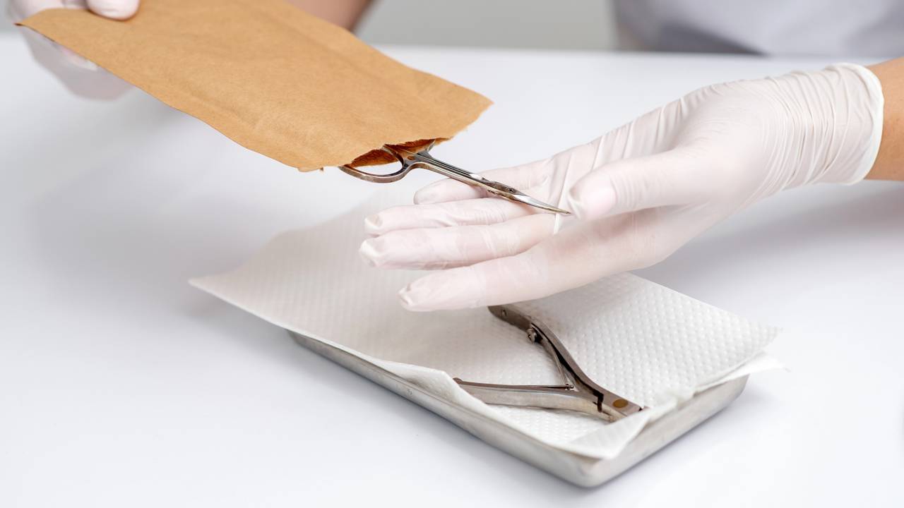 O alicate de unha perdeu o fio e você está com pressa? Veja como o papel alumínio serve como um recurso de emergência para pequenos ajustes de corte em casa.