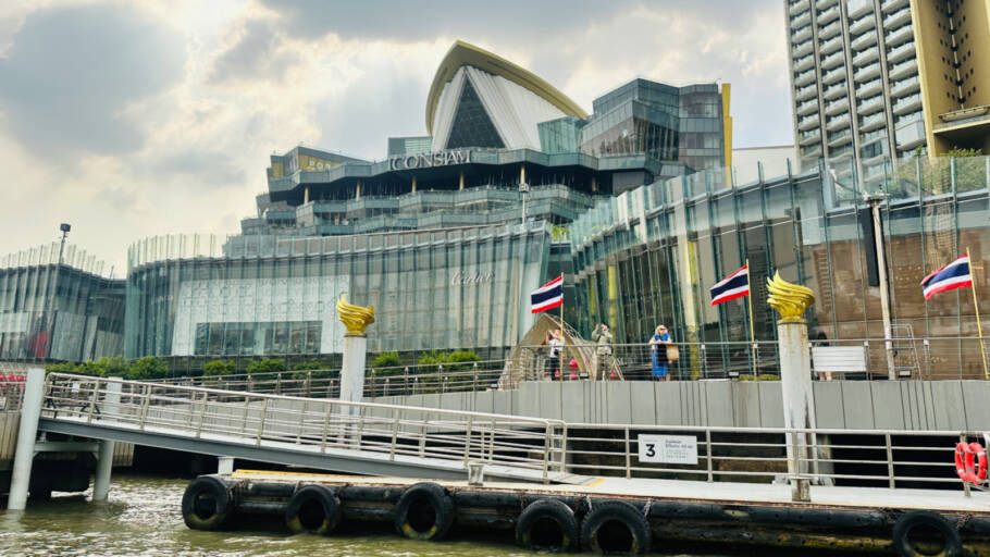 Barquinho do hotel leva ao Iconsiam, o maior shopping da Ásia