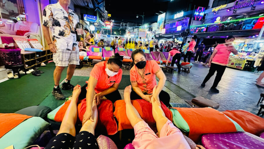 Massagem na calçada da Khao San Road, a rua que é uma festa em Bangkok