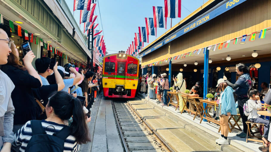 Mercado do trem Maeklong: o famoso trem passa a 5 cm do seu rosto; todas as mercadorias são tiradas do trilho minutos antes
