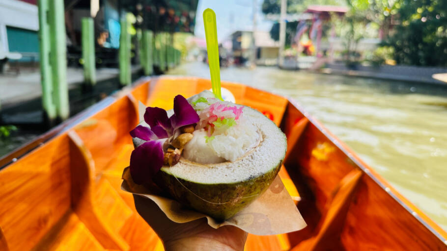Sorvete de coco que tomei durante o passeio de canoa pelo Mercado Flutuante Damnoen Saduak