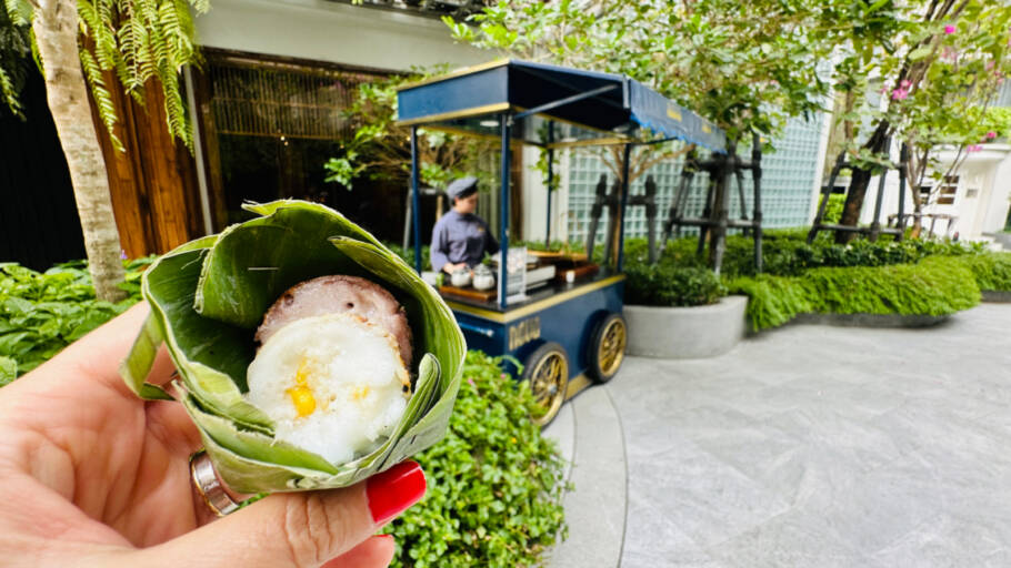 Bangkok – The Salil Riverside tem charmosas barraquinhas de rua para servir cortesias aos hóspedes, como o  Khanom Krok, a tortinha doce, semelhante a uma panquequinha de arroz