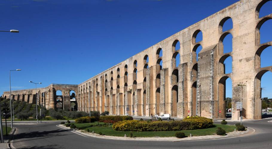 Vista do aqueduto da Amoreira, em Elvas, na região do Alentejo