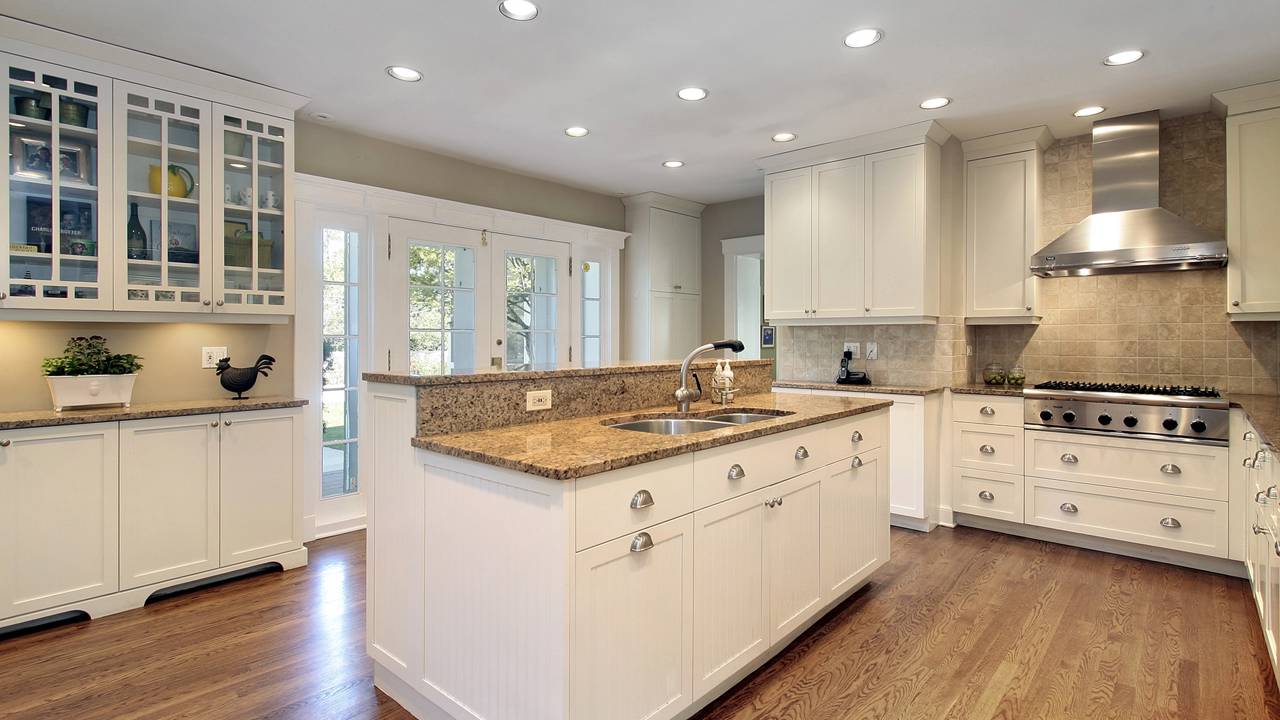 Instale puxadores de luxo em 10 minutos. Saiba onde encontrar modelos exclusivos em lojas online e ferragens.