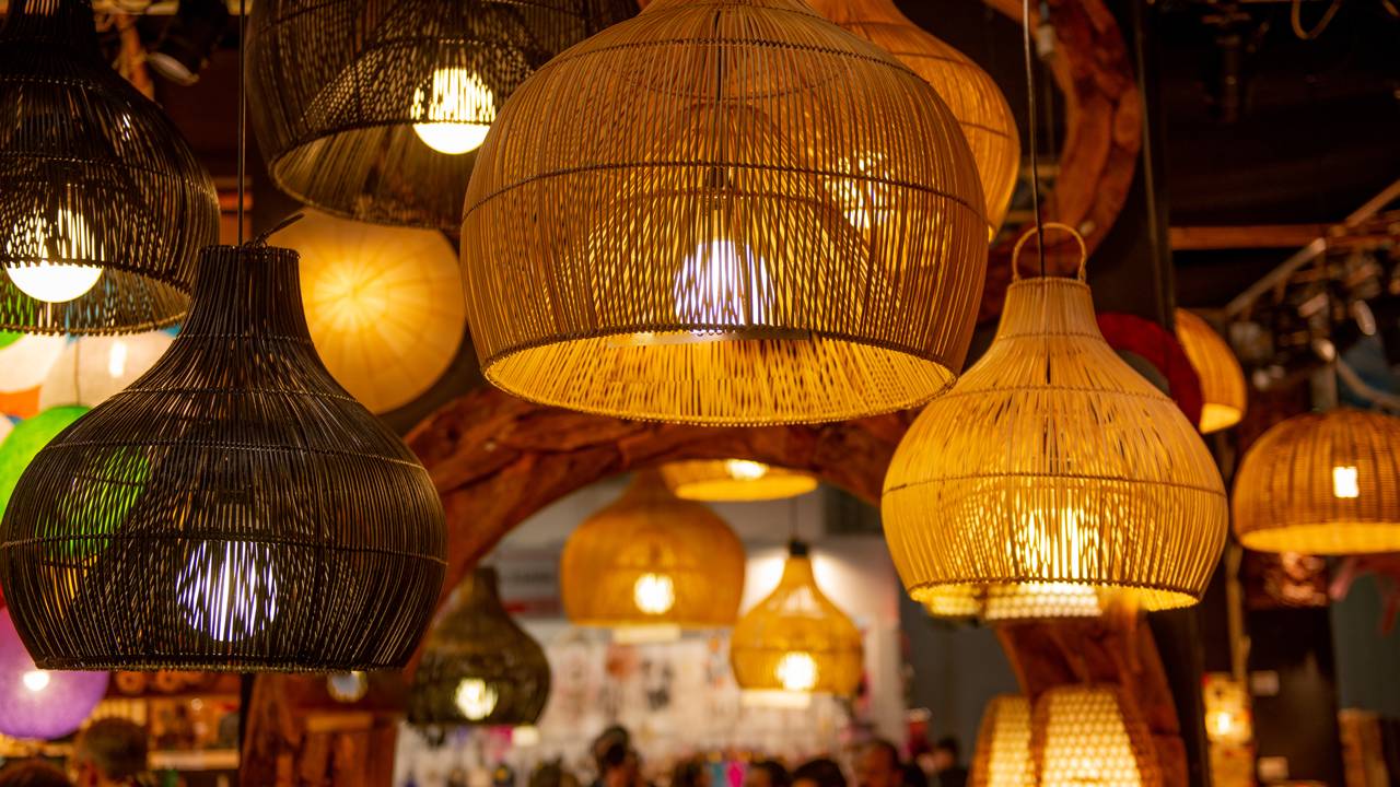 Você sabia que lâmpadas velhas podem virar jardins suspensos? Conheça as tendências de upcycling para 2026 e saiba como usar a temperatura de cor para criar ambientes mais relaxantes.