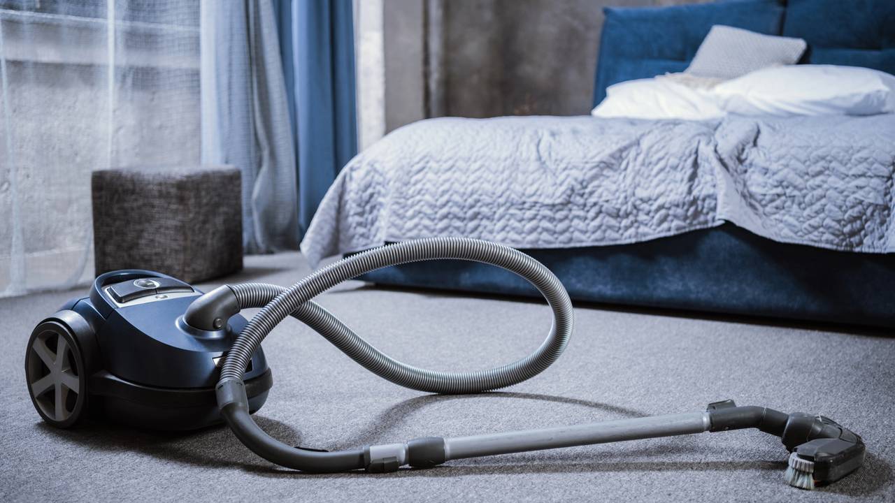 Uma casa impecável depende do equipamento certo para cada cantinho. Saiba como os modelos verticais e portáteis transformam sua organização diária em 2026.