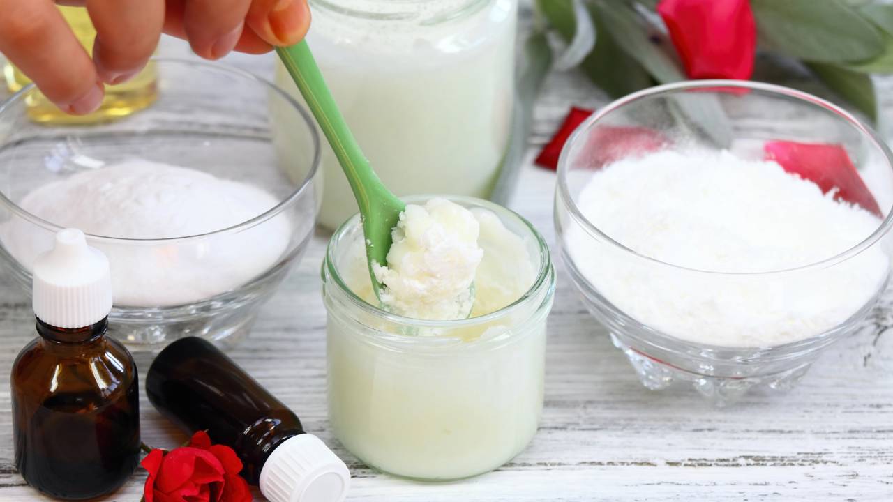 Pare de sofrer com o tom encardido nos seus aparelhos brancos. Confira o segredo do plástico filme e conquiste uma limpeza de luxo com economia real hoje.