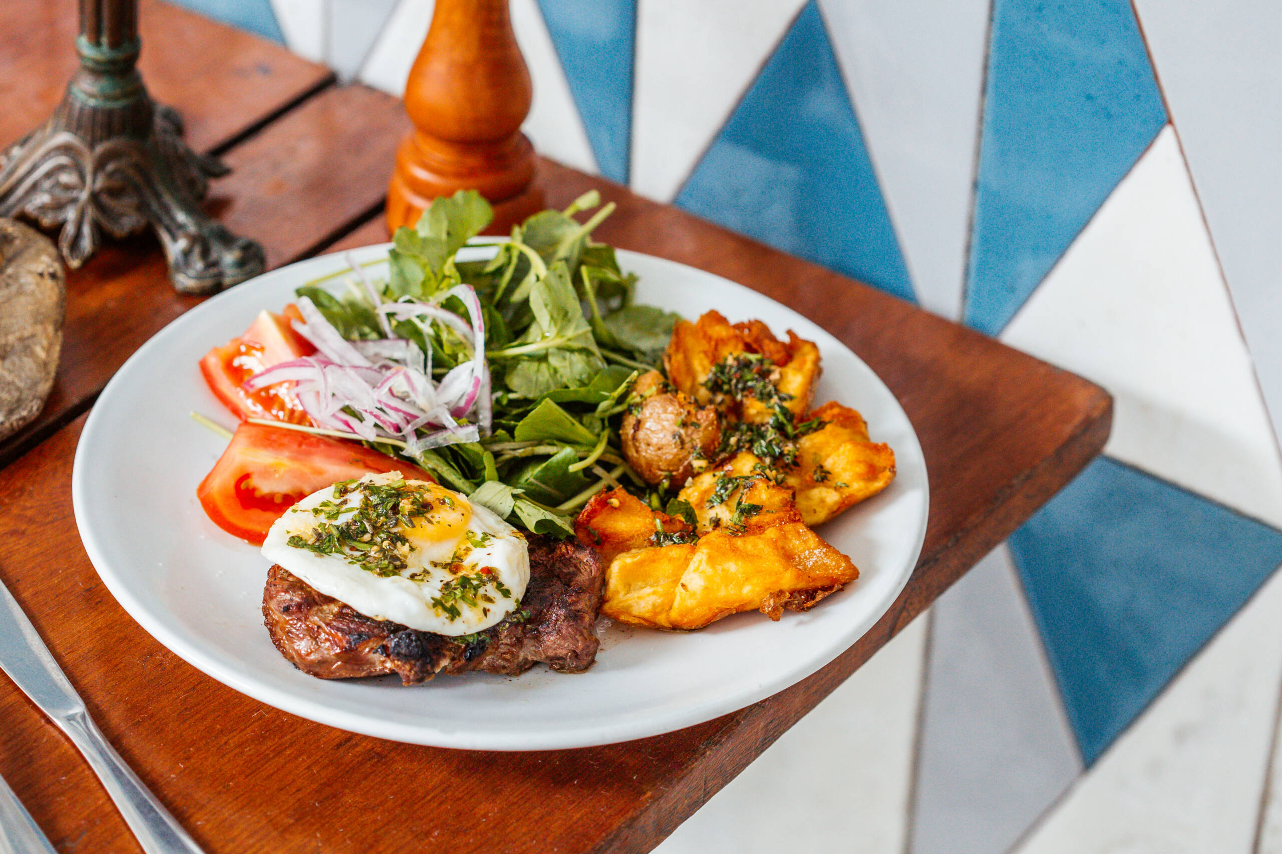 O Bife à cavalo (R$ 59) no Orfeu é servido com bife ancho, ovo frito e batata rústica