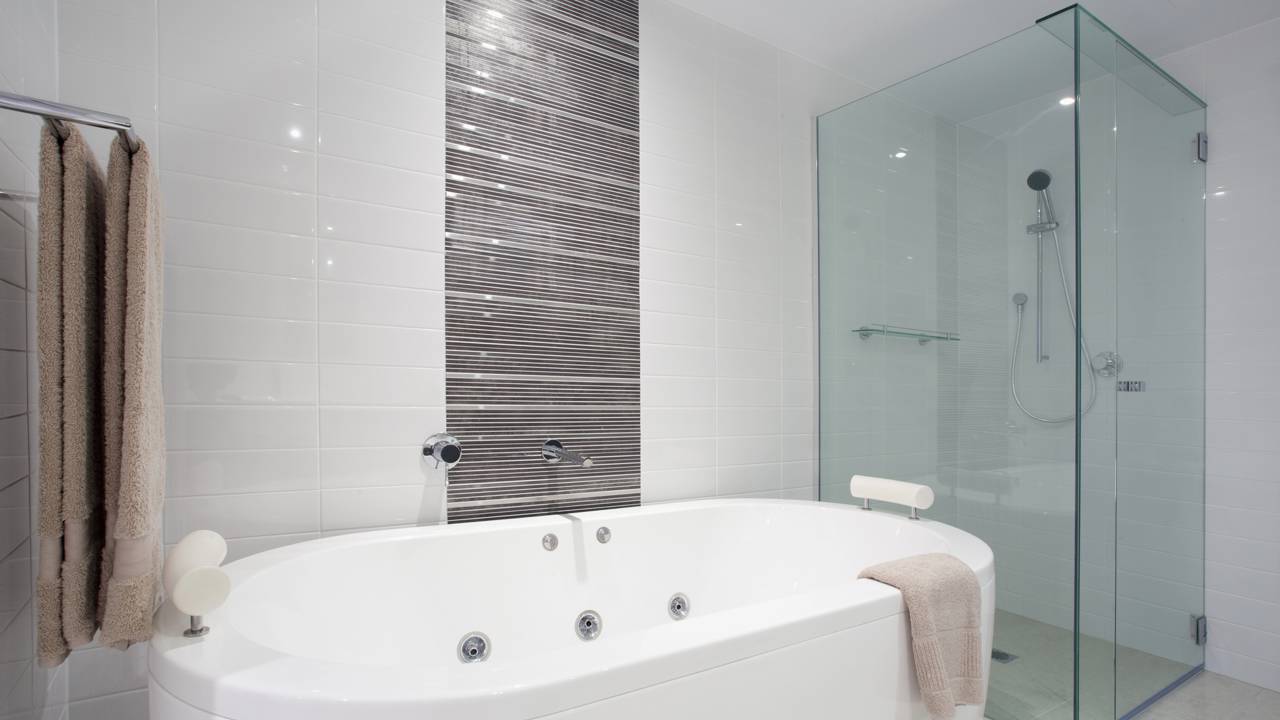 Eu usei vinagre e detergente no meu box engordurado e o vidro "sumiu" de tão limpo