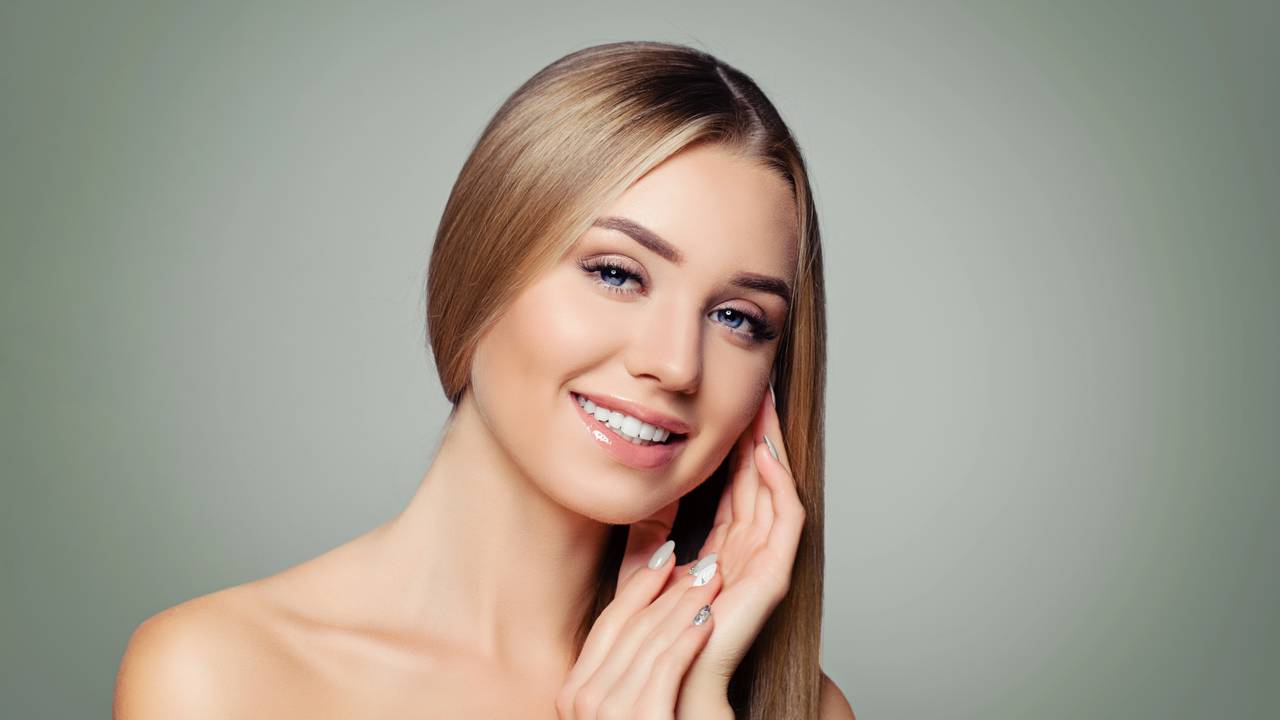 Cachos definidos e sem frizz: veja o passo a passo do desmaia cabelo para fios cacheados e crespos que buscam máxima maciez.