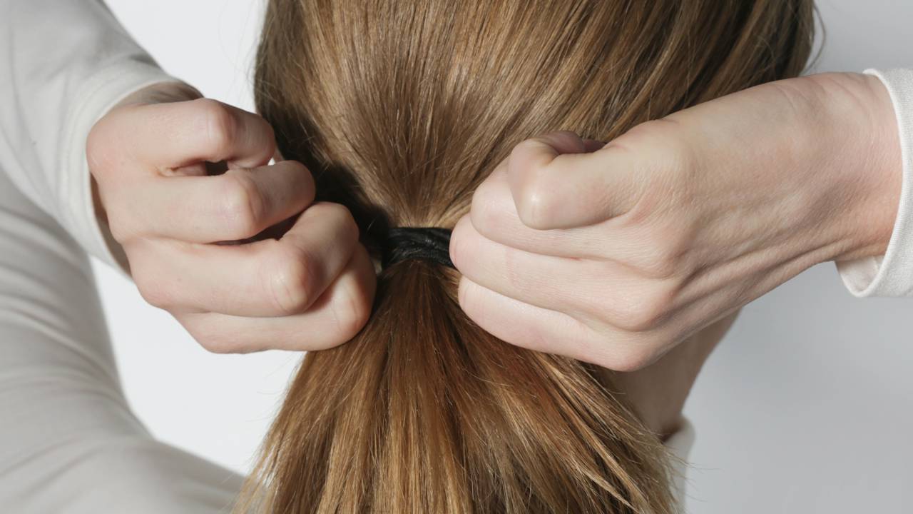 Por que você não consegue trabalhar de cabelo solto? A explicação da psicologia.