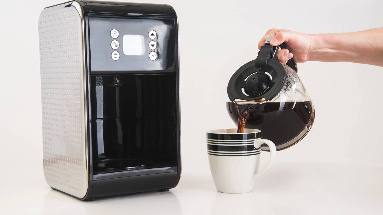 Pare de sofrer com resíduos de calcário na sua cafeteira. Confira o segredo da descalcificação caseira e conquiste um café de luxo com economia real agora mesmo.