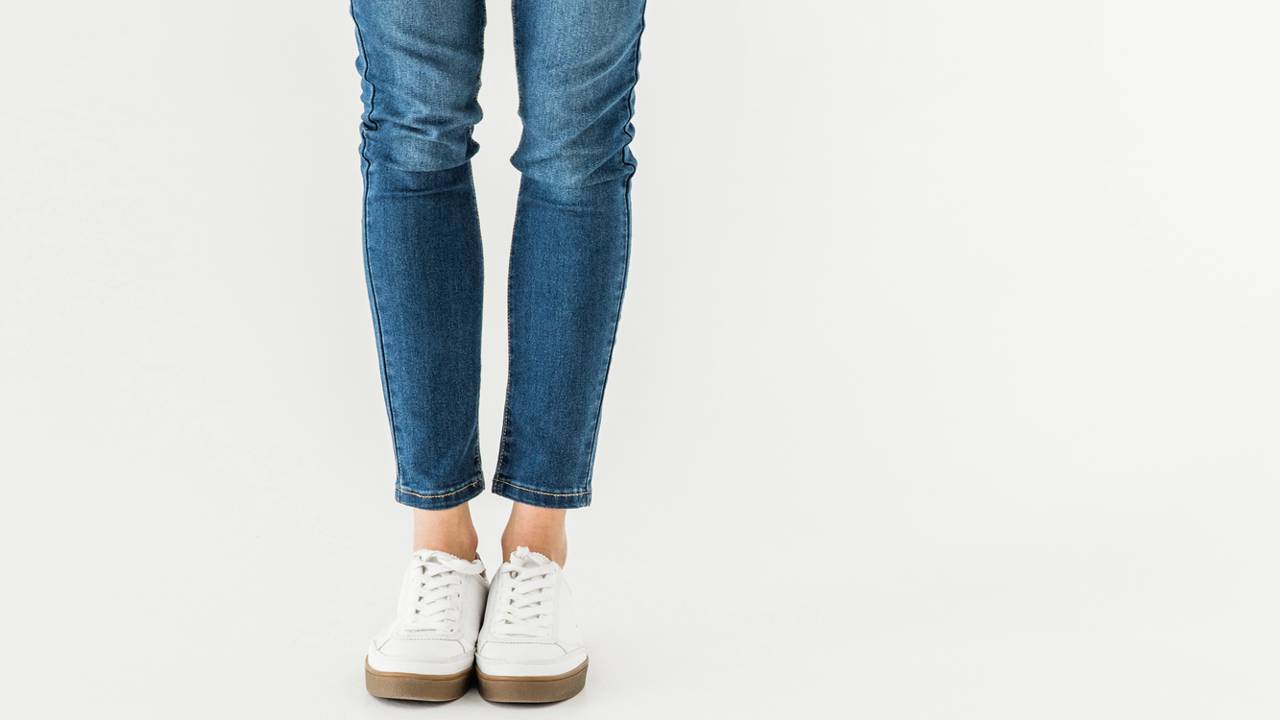 Como encurtar calça jeans em casa: o truque do ferro para manter a barra original intacta.