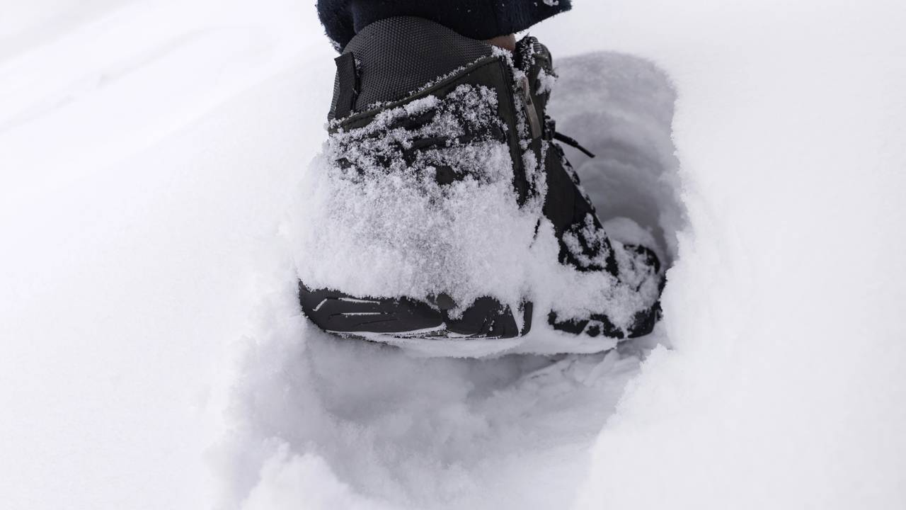 Sabia que o freezer pode ser seu melhor sapateiro? Conheça o método do saco de gelo para amaciar sapatos novos e veja 3 cuidados essenciais para evitar manchas e rachaduras.