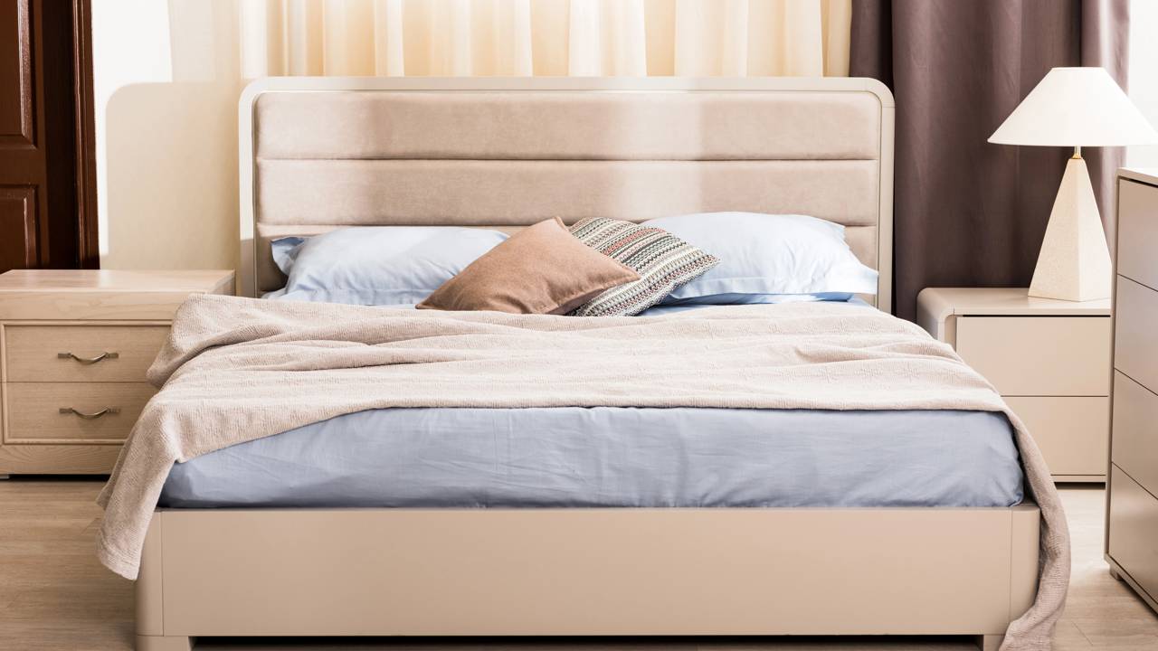 Noites mal dormidas e cansaço constante. Entenda como a posição da sua cama no Feng Shui transforma seu descanso e devolve a energia para sua rotina diária.