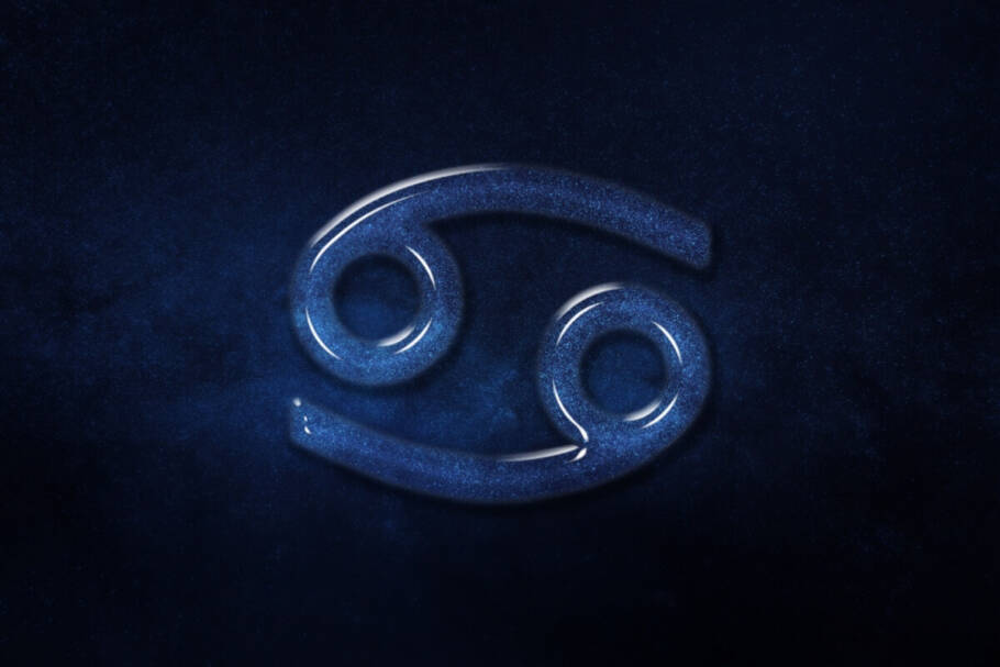 Câncer passará por mudanças na forma de lidar com valores e recursos, sendo importante evitar atitudes impulsivas (Imagem: Allexxandar | Shutterstock)