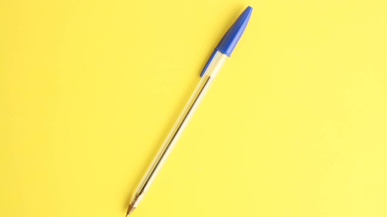 Por que as fabricantes mudaram o design das canetas nos anos 80? Conheça a história e a função vital do orifício que permite a passagem de ar em situações de emergência.