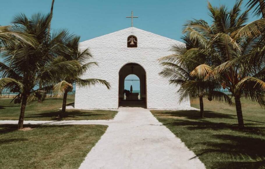 Capela dos Milagres, cenário frequente de casamentos à beira-mar