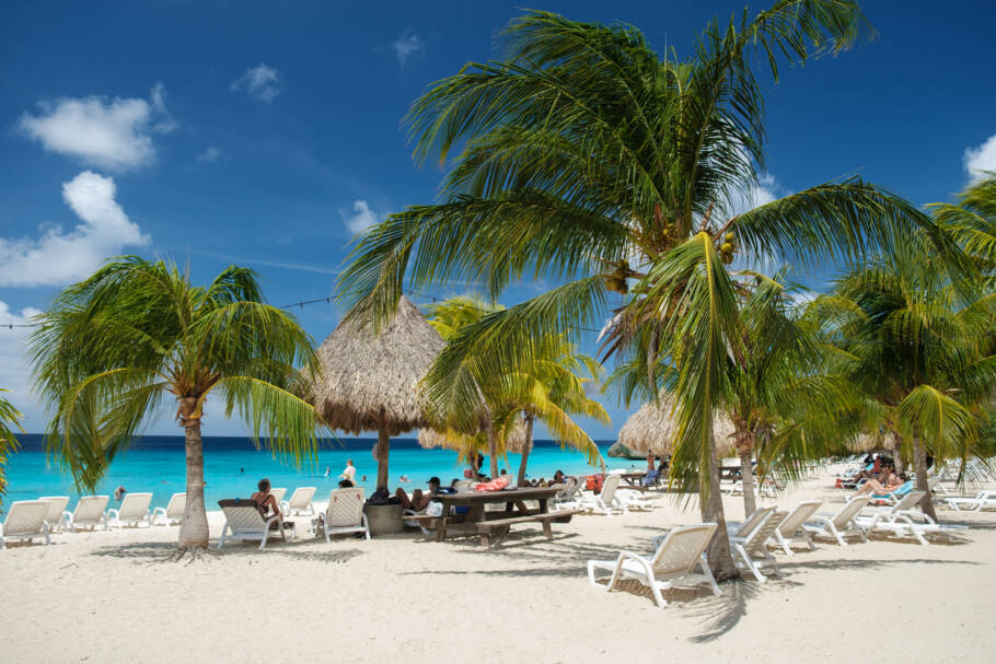 A praia de Cas Abao tem ótima infraestrutura para o turista